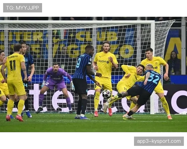 瞬间特写：角球进攻中，国际米兰两名中卫同时冲向前点试图抢点